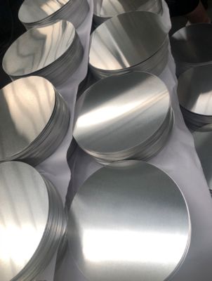 Cakram Aluminium Kerataan Tinggi Permukaan Halus Paduan 1050 1060 3003, Tebal 0,3–6Mm, Kosong Aluminium Ukuran Khusus untuk Penutup Lampu & Pot