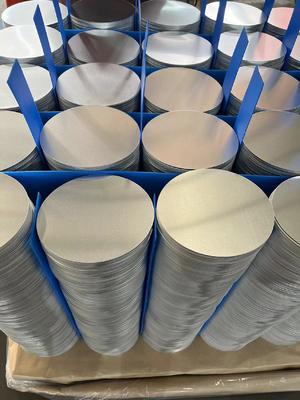 Permukaan Lemparan Tinggi Aluminium Disc 0,3 ∼6mm Tepi Custom Size Aluminium Blank untuk Lamp Cover & Pot